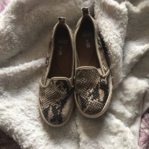 Clark’s Snakeskin Espadrille Sneakers- size 7
